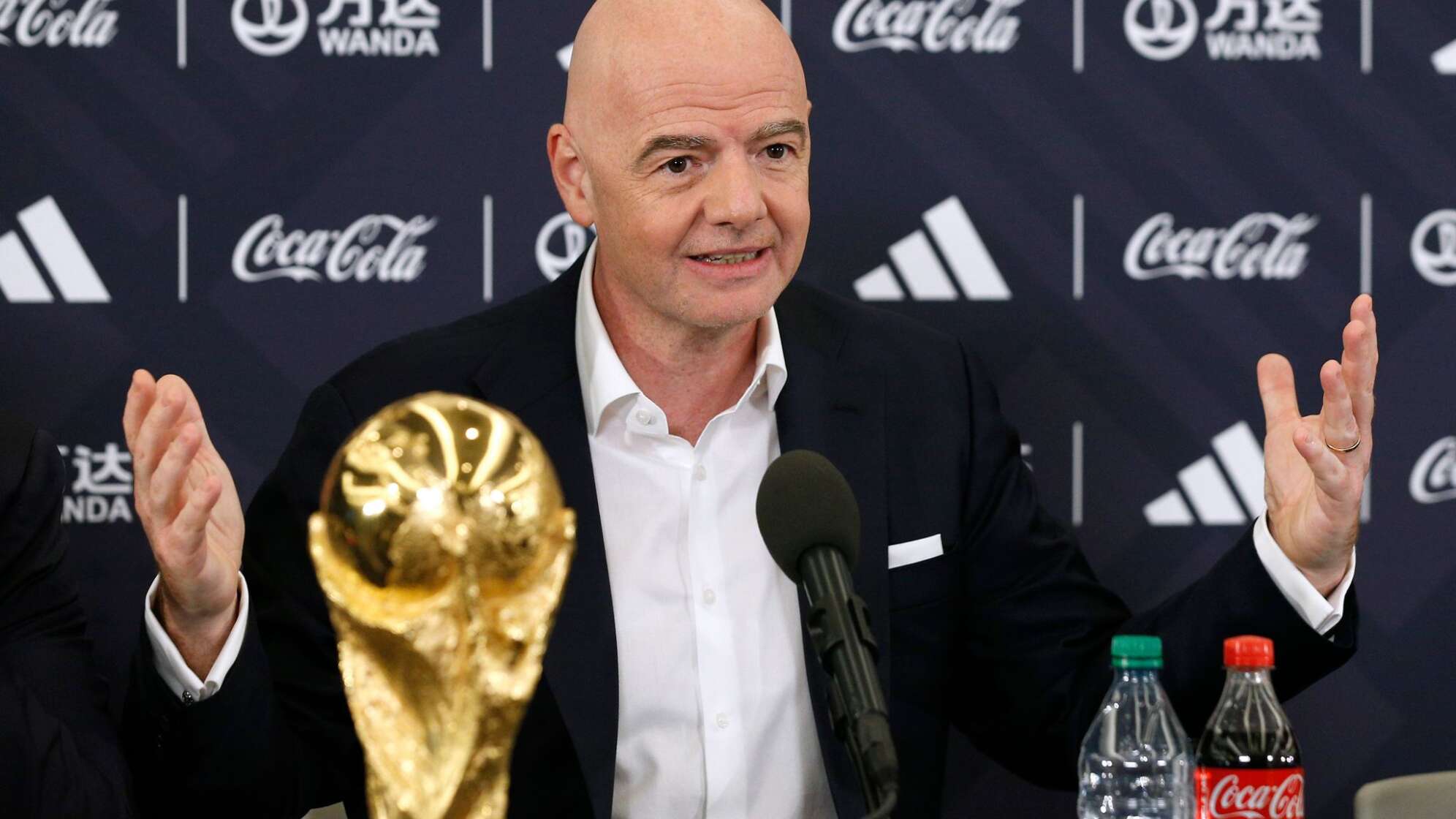 FIFA-Präsident Gianni Infantino mit WM-Pokal