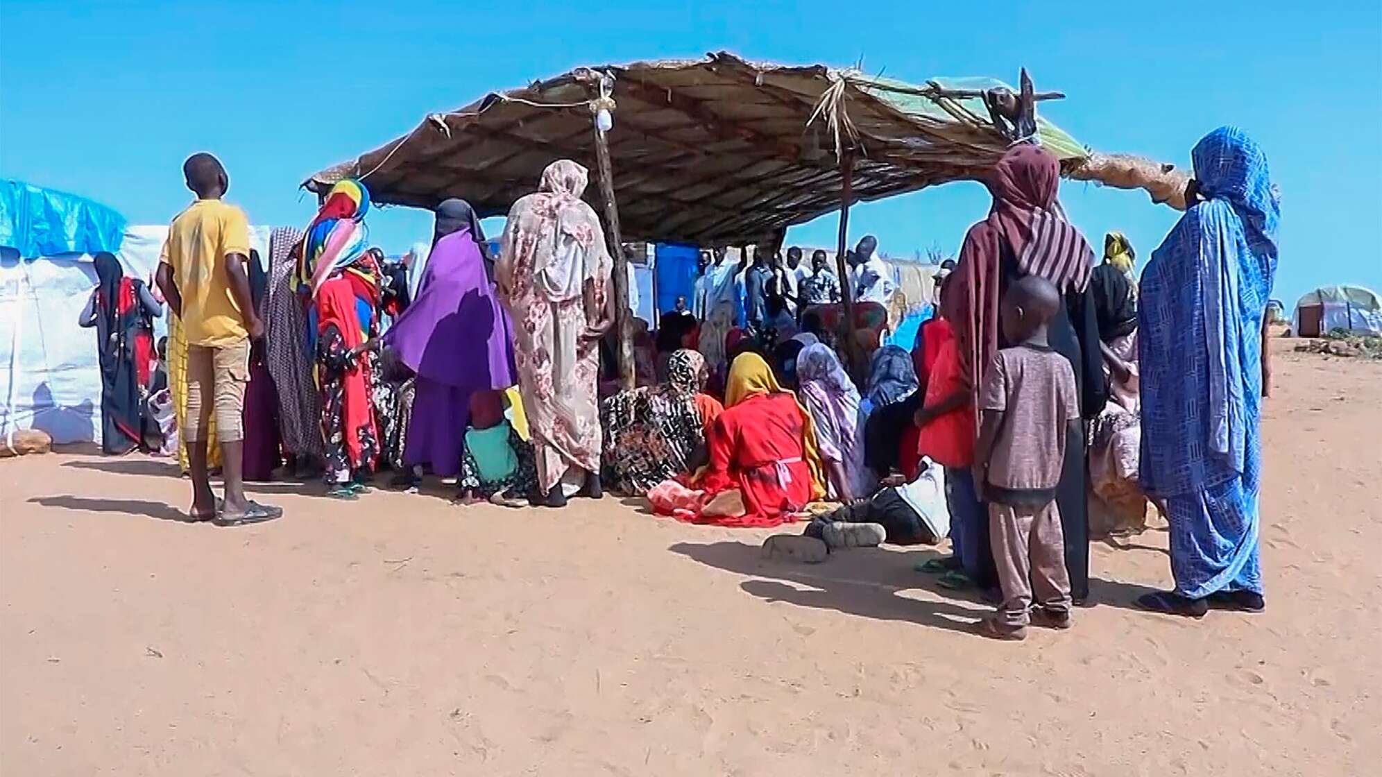 Nahrungsmittelausgabe in einem Flüchtlingslager in Darfur