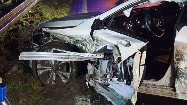 Abgerissene Leitplanke auf A3 bohrt sich durch Fahrertür