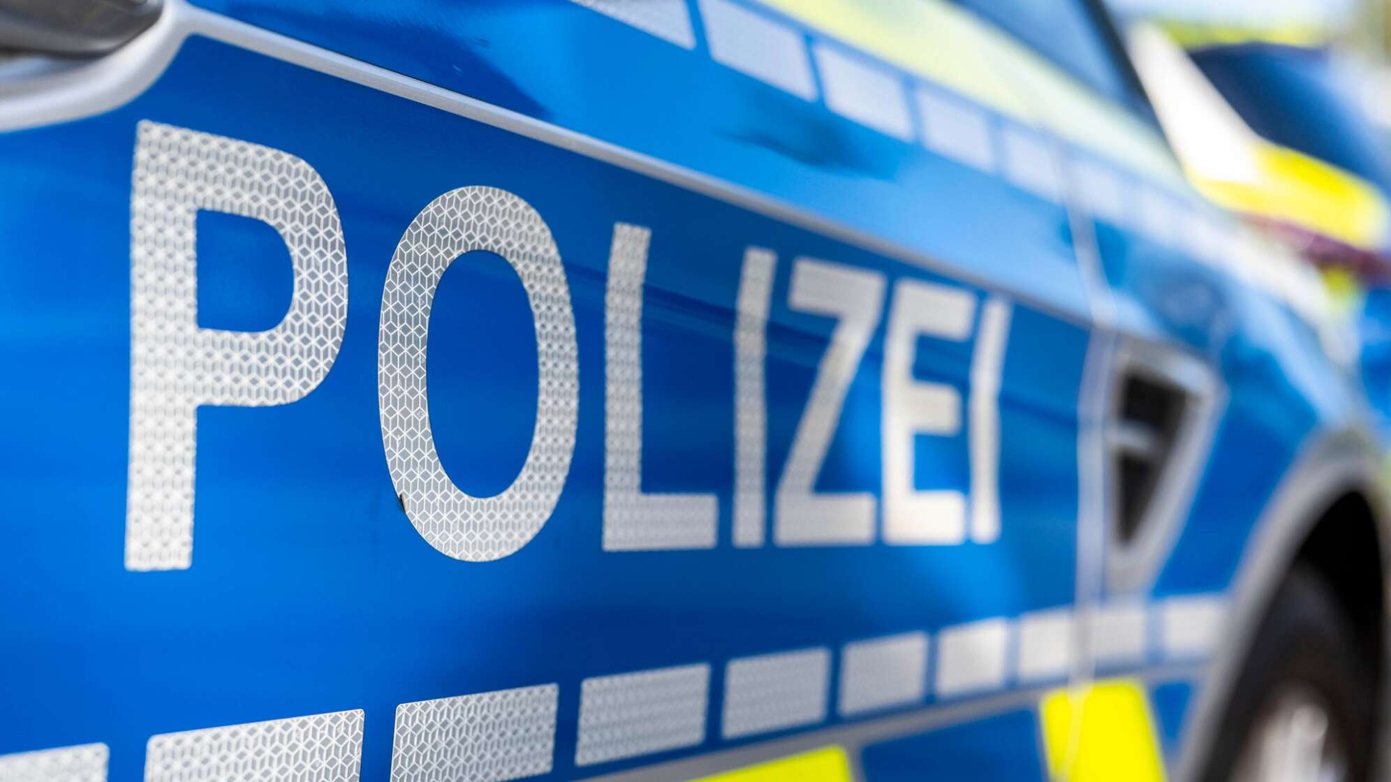 Mann stirbt auf offener Straße - Mordkommission ermittelt