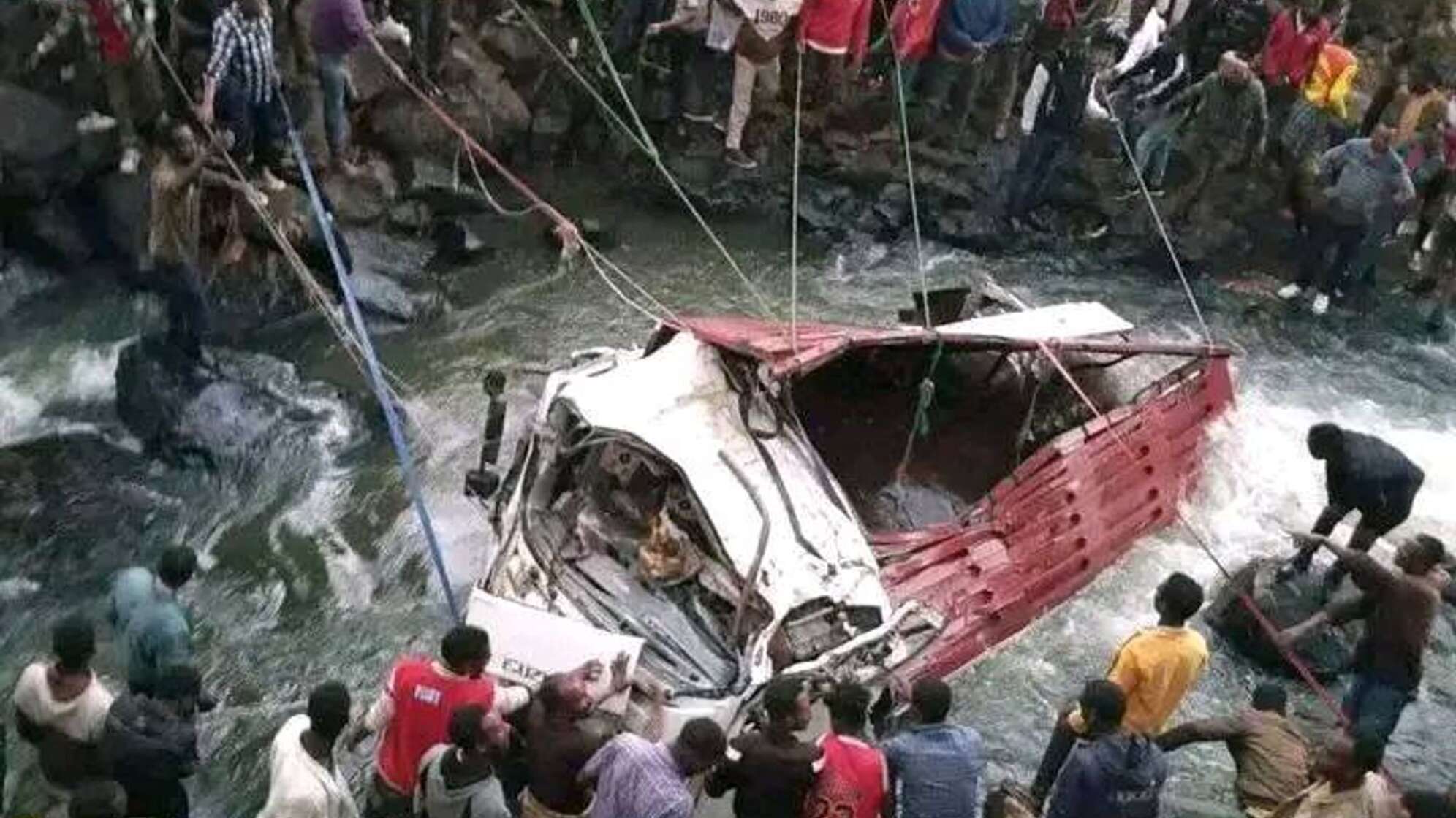 Hochzeitsgesellschaft verunglückt - mehere Tote bei Unfall