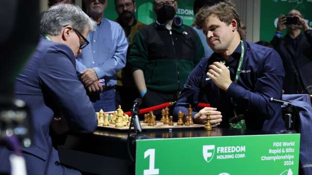 In Jeans: Carlsen trifft bei Blitzschach-WM auf Niemann