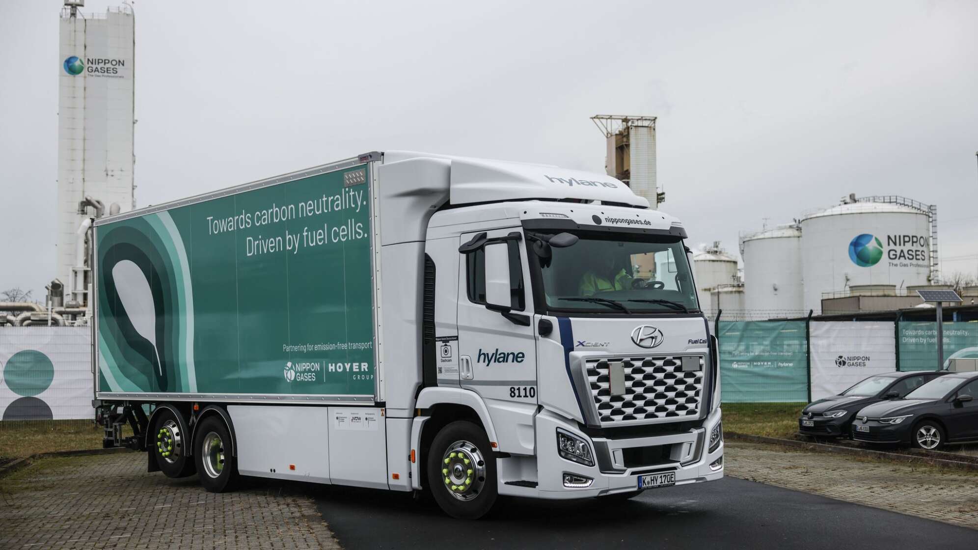 Übergabe eines wasserstoffbetriebenen Miet-Lastwagens