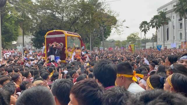 Barfuß durch Manila: Millionen Katholiken huldigen Statue