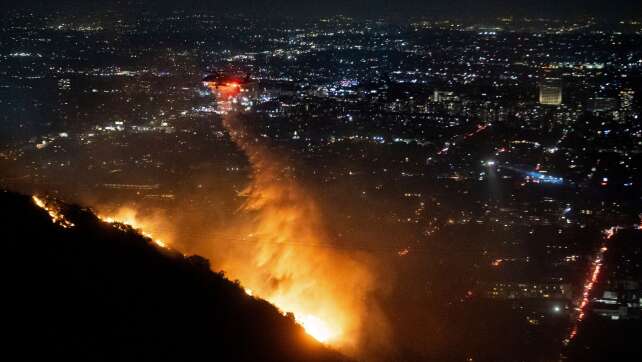 Brand in den Hollywood Hills schwächt sich ab