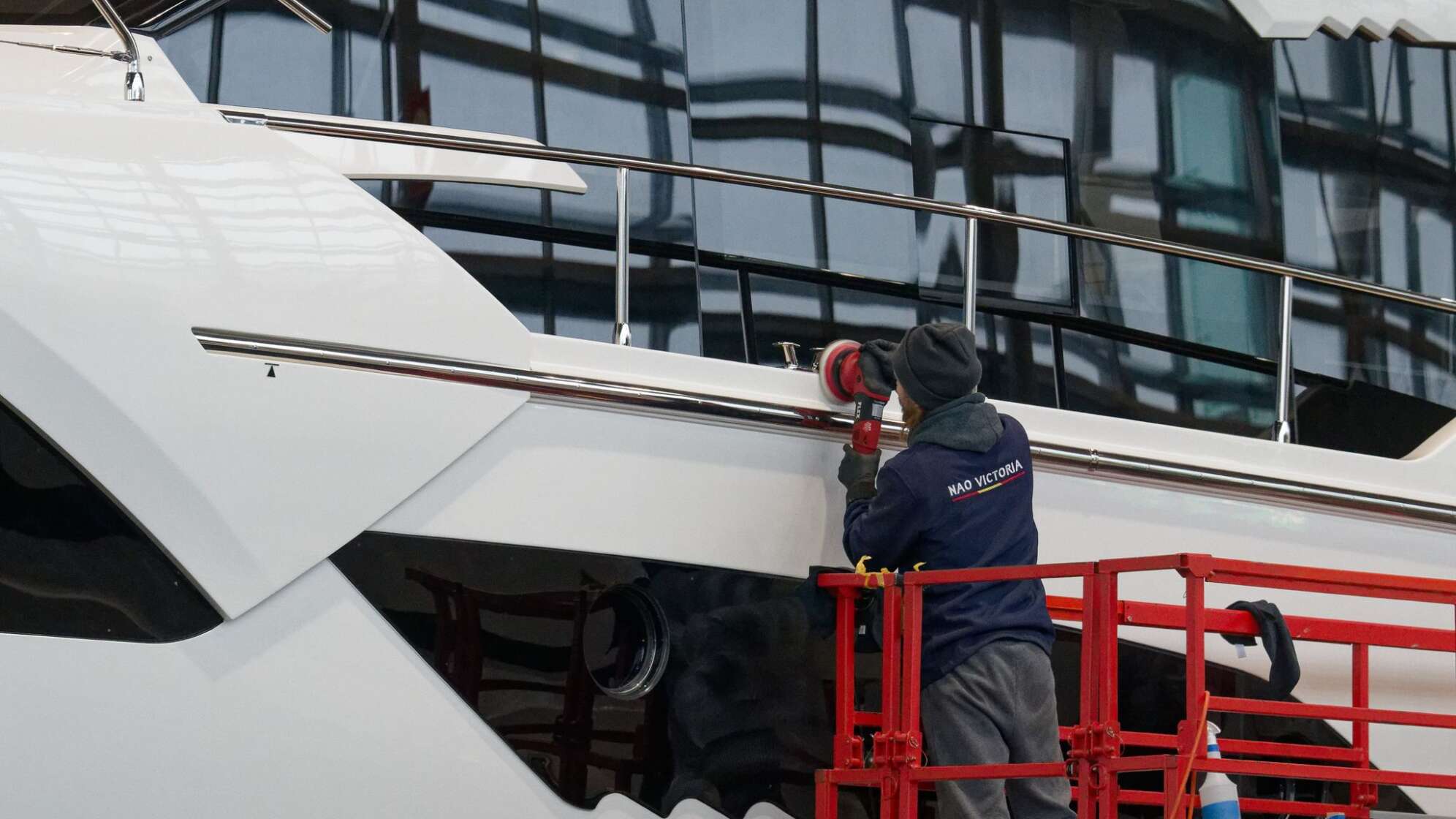 Vorbereitungen für die Wassersportmesse "Boot"