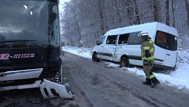 Bus-Unfall auf schneeglatter Straße: acht Leichtverletzte