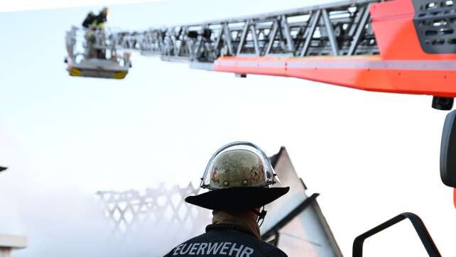 Zehn Menschen aus brennendem Dachgeschoss gerettet