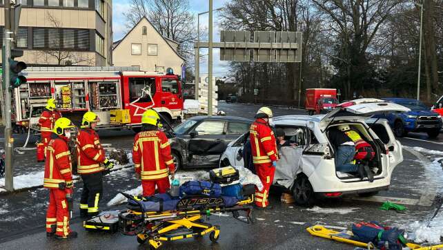 Acht Verletzte nach Unfall mit Linienbus und zwei Autos