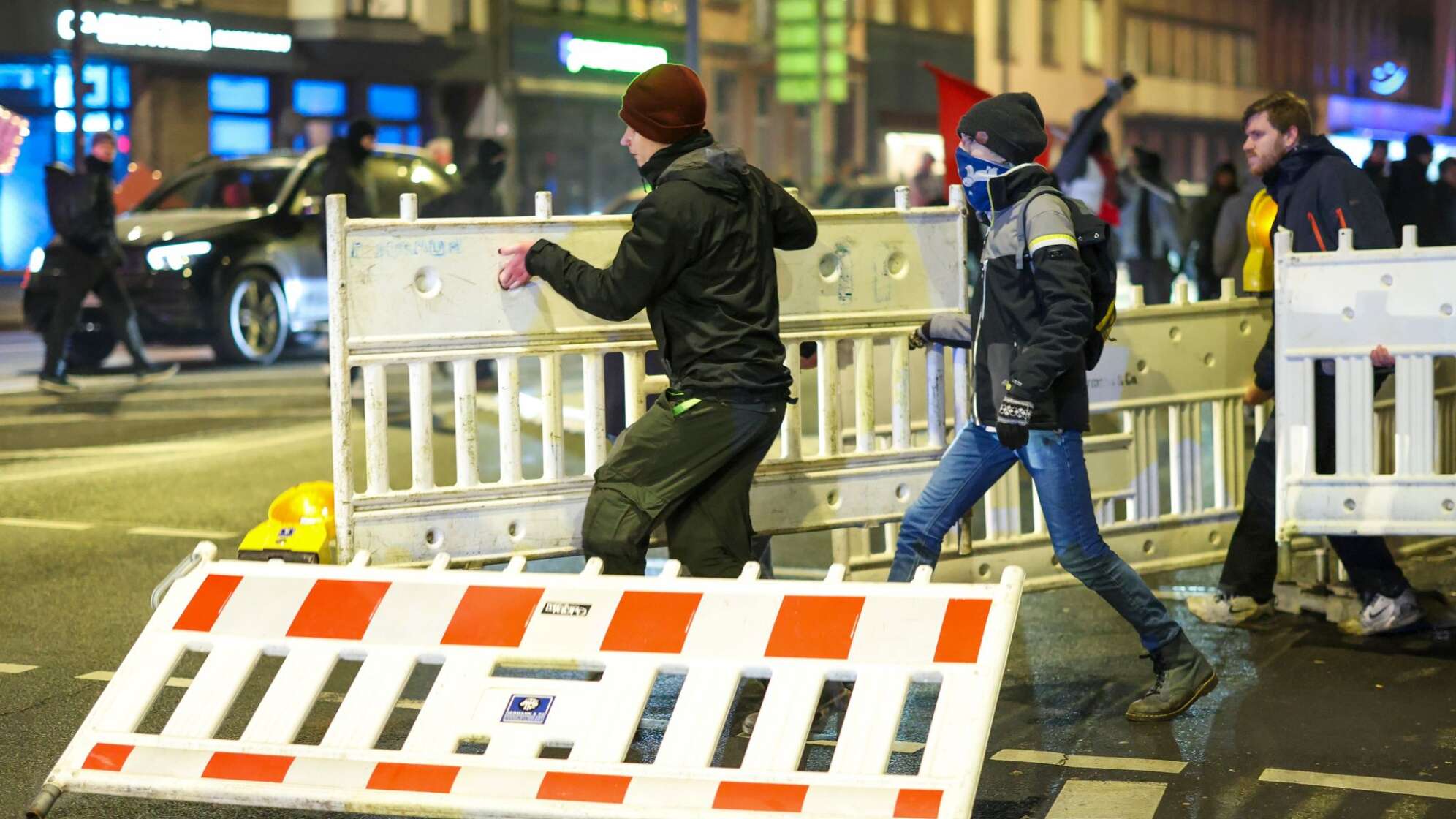 Demonstration von Neonazis und Gegenprotest