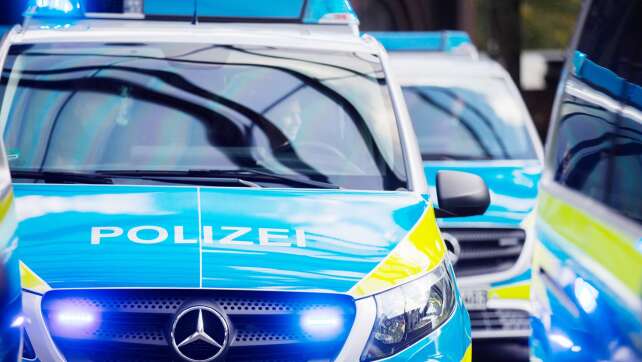 Mann fährt auf Flucht mit Polizist auf Motorhaube davon