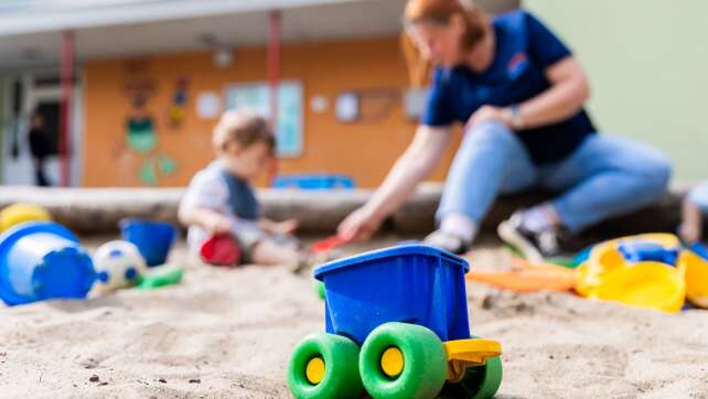 Immer mehr Kinder sind mehr als 35 Wochenstunden in der Kita