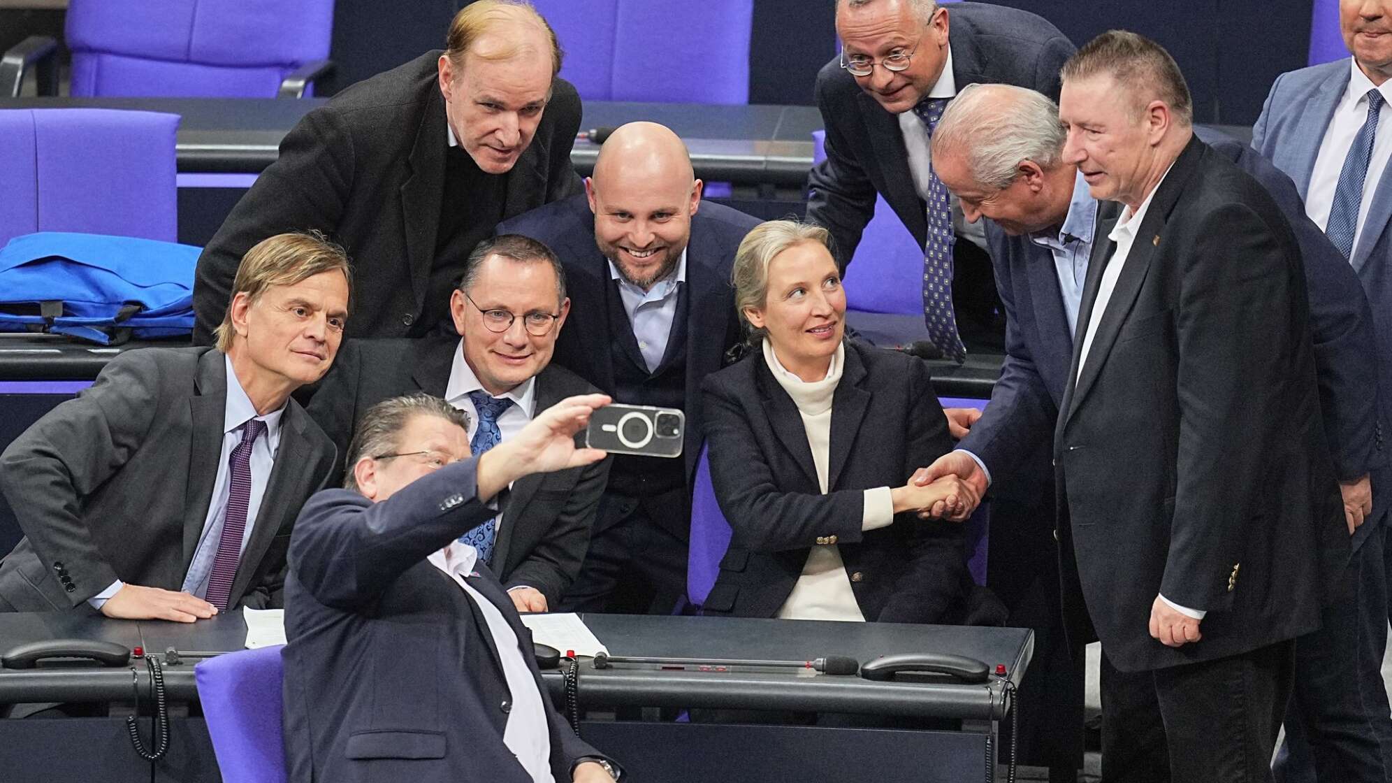 Bundestag - AfD feiert Abstimmungsergebnis zu Migrationspolitik