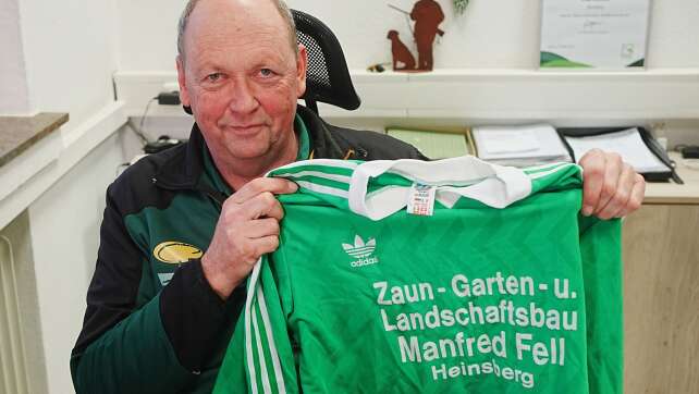 SZA posiert mit Trikot von Heinsberger Gartenbauer