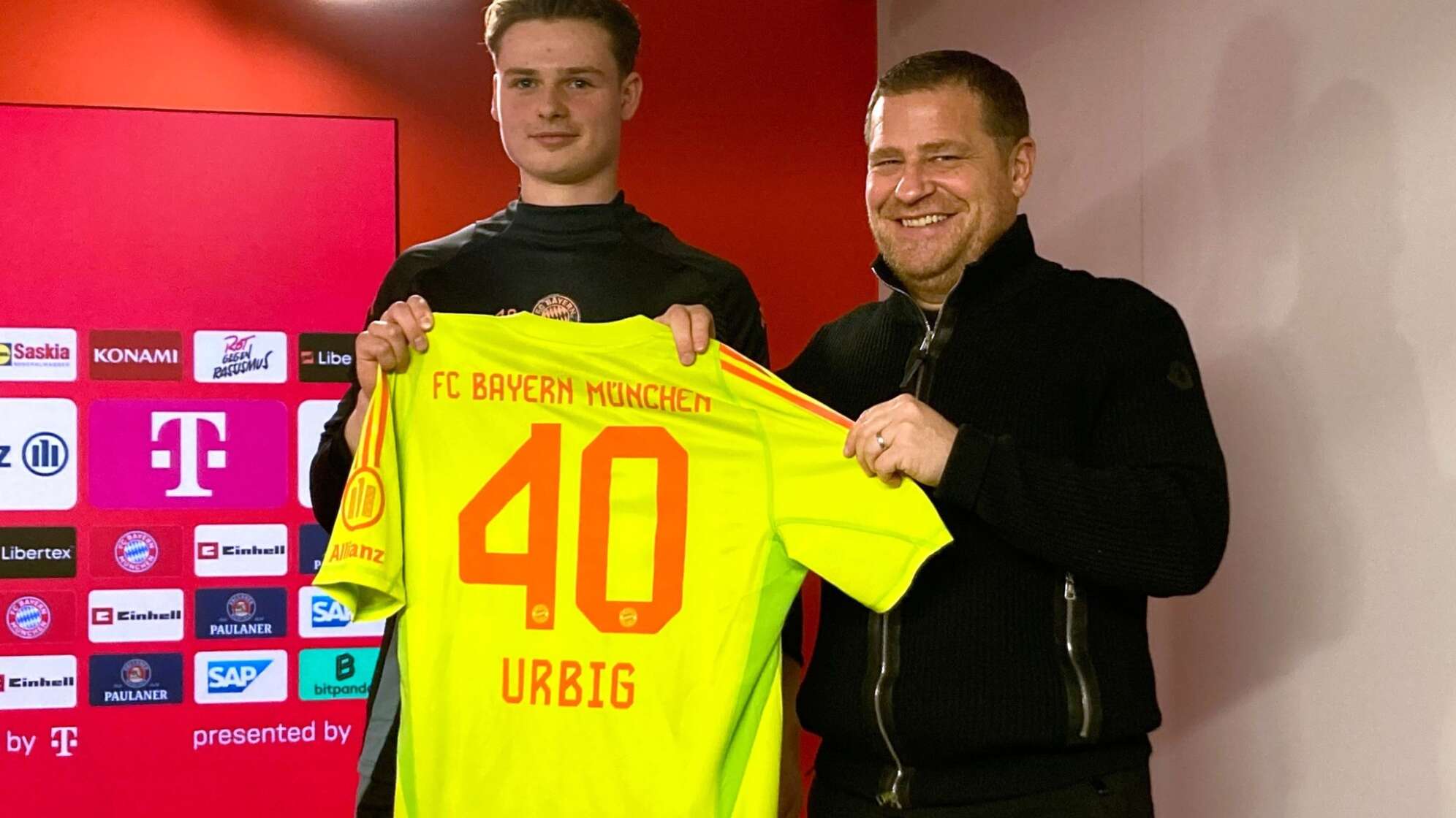 Bayerns neuer Torwart Jonas Urbig (l)