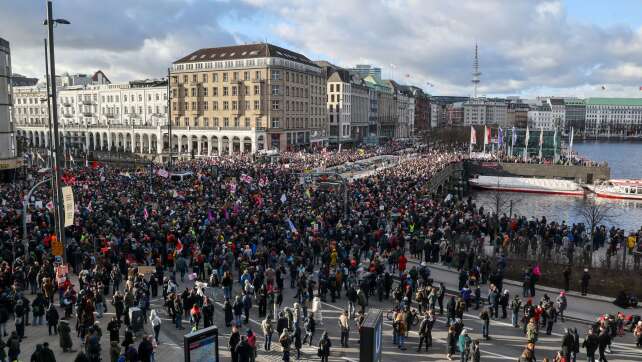 Zehntausende protestieren gegen Union und AfD