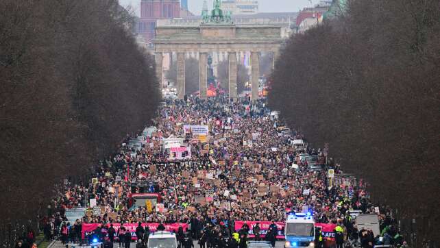 «Bunt statt braun» - Demonstrationen gegen AfD und CDU-Kurs