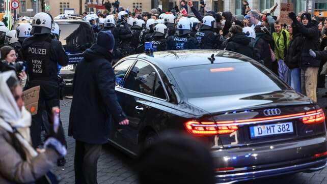 Demonstranten blockieren Ausfahrt bei Merz-Besuch in Köln