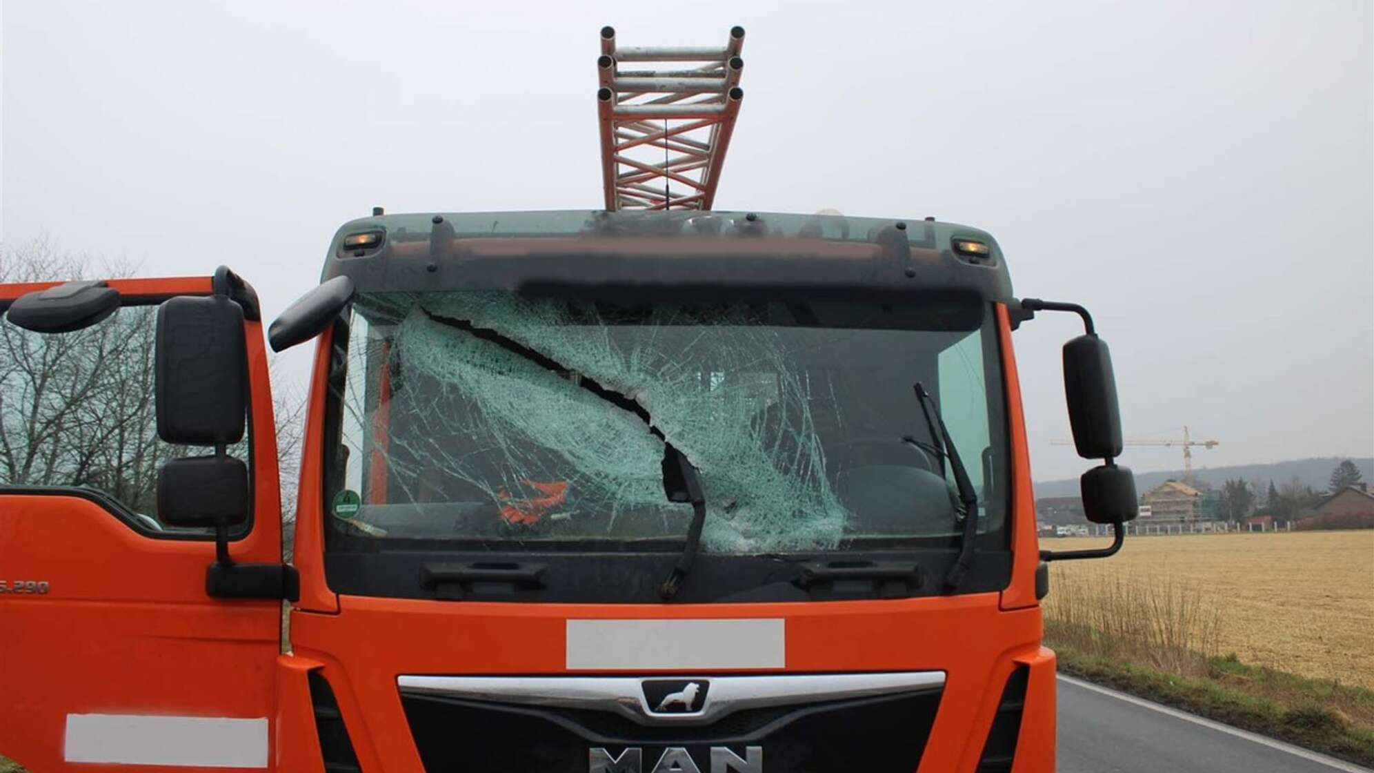 Heizkörper löst sich von Autodach und fliegt gegen Lkw