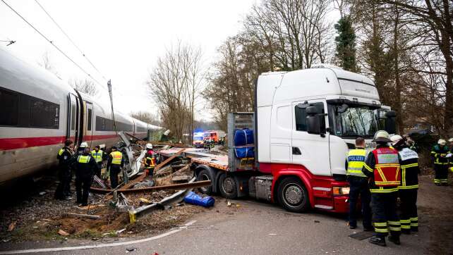 ICE prallt in Hamburg gegen Lkw - ein Toter, elf Verletzte