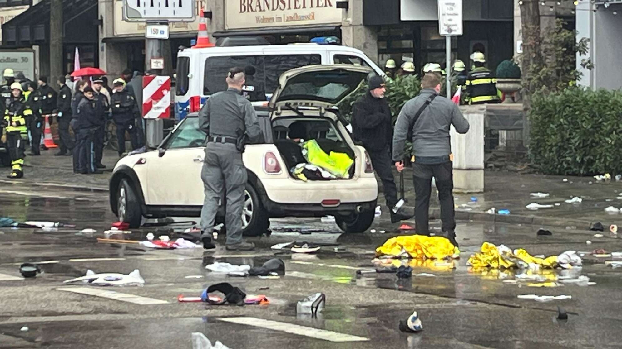 Auto in München in Menschengruppe gefahren