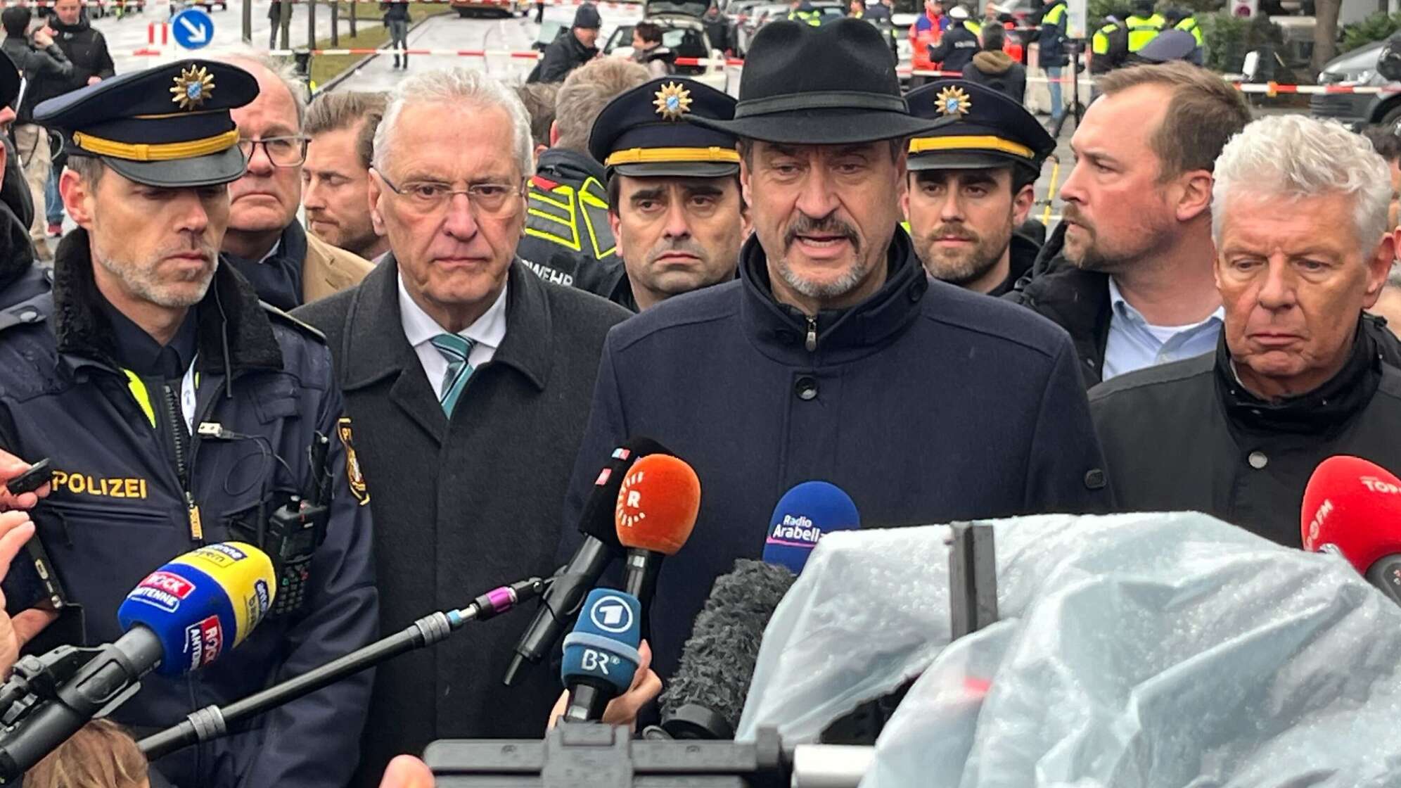 Bayerns Ministerpräsident Markus Söder (CSU, 2.v.r.)