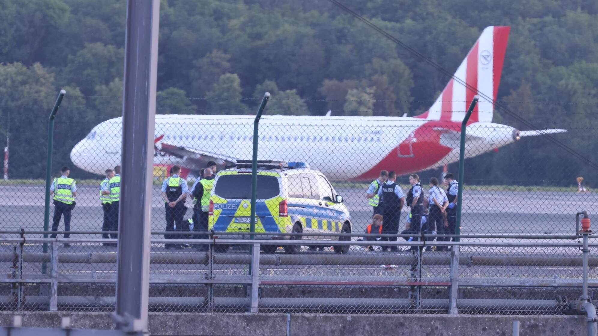 Aktion Letzte Generation am Flughafen Düsseldorf