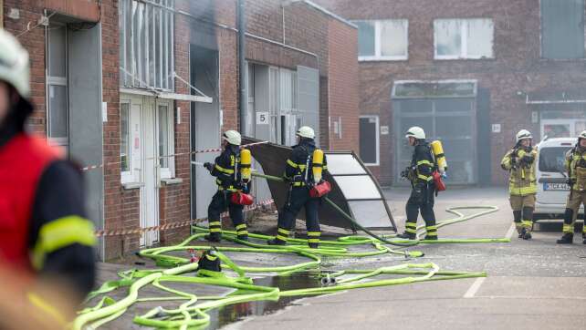 Explosion in Lagerhalle - ein Schwerverletzter