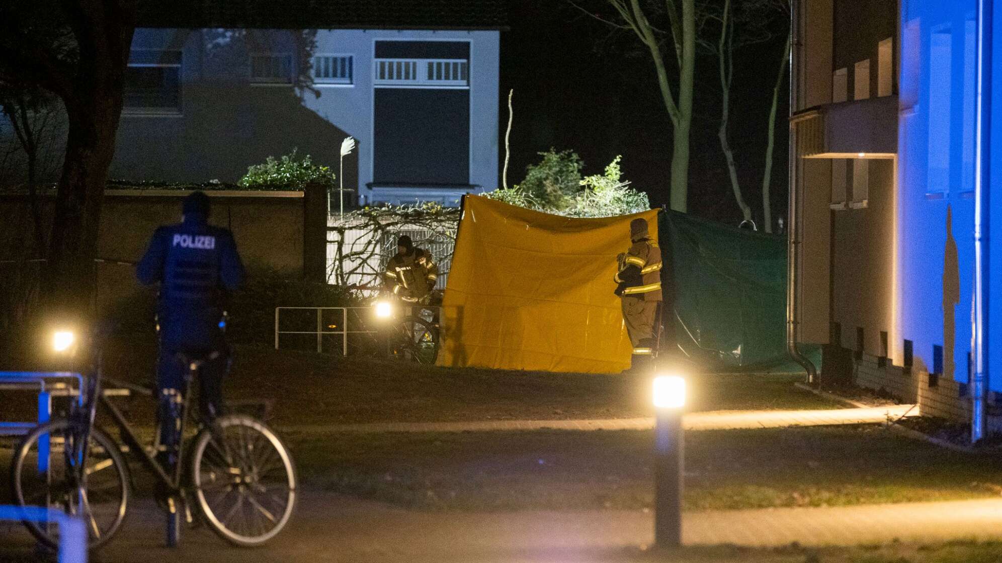 Frau vor Wohnhaus niedergestochen in Voerde