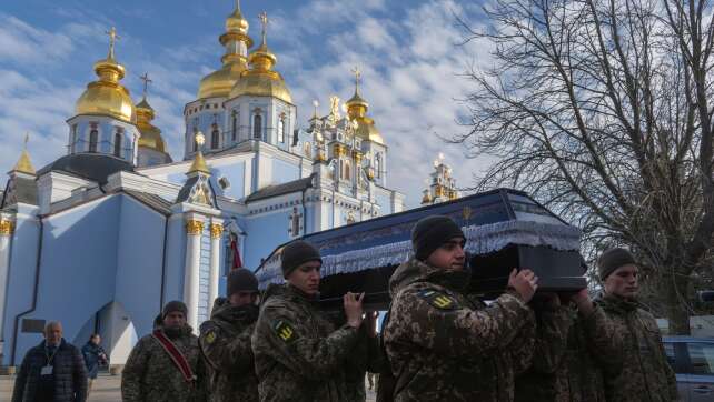 Nach drei Jahren Krieg ist das Schicksal der Ukraine offen