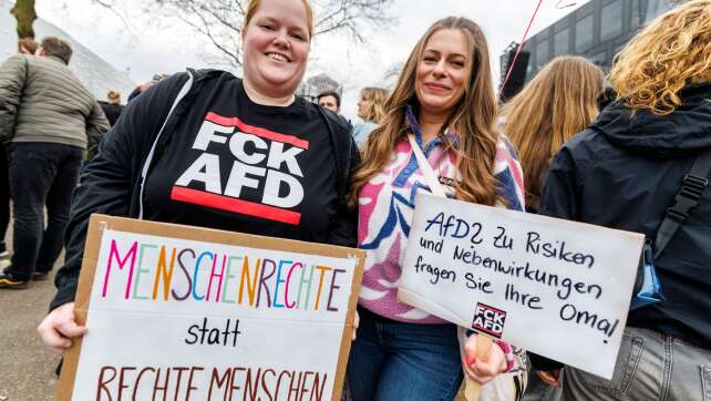 Tausende demonstrieren gegen Rechts und für die Demokratie