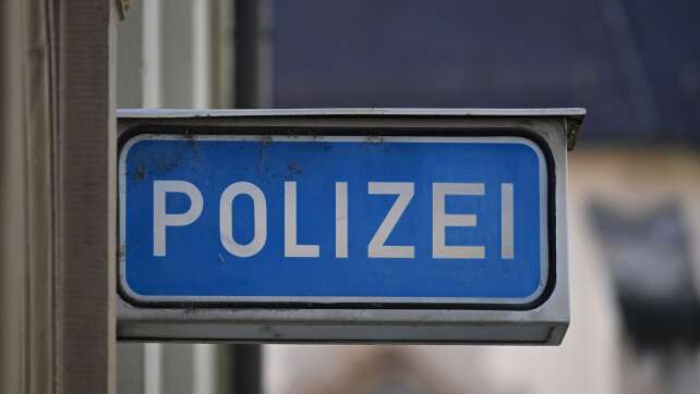 Mann mit Messer verharrt stundenlang in Polizeiwache