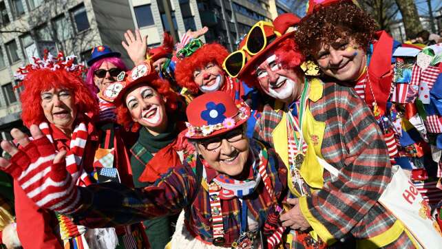 Düsseldorfer Rosenmontagszug gestartet