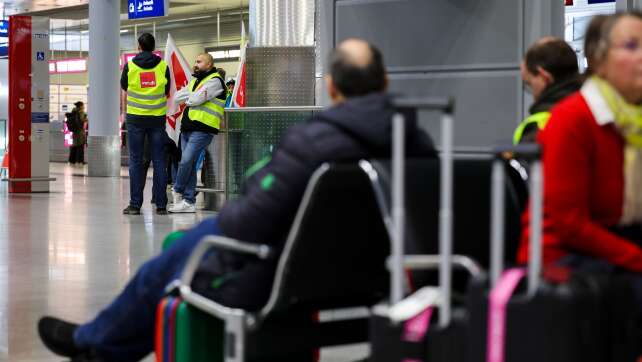 Warnstreiks an 13 deutschen Flughäfen legen Flugverkehr lahm