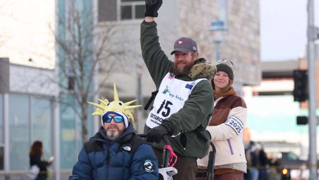 Ex-Fernsehstar gewinnt Hundeschlittenrennen in Alaska