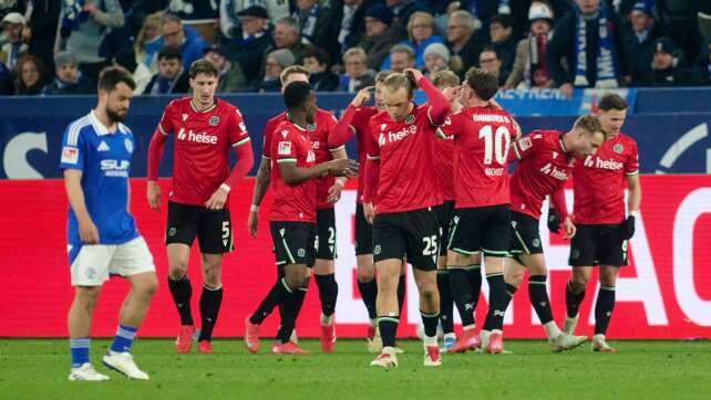 Mit zwei späten Toren: Hannover dreht Spiel auf Schalke