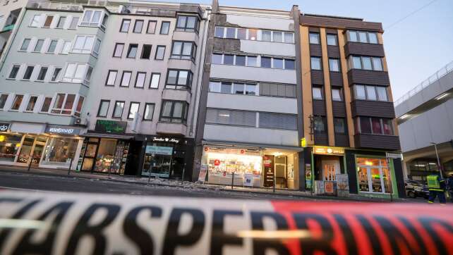 Fassadenteile stürzen auf Gehweg - zwei Passanten verletzt