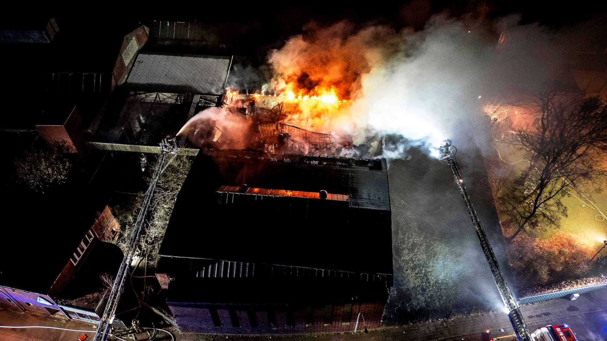 Brand auf Firmengelände in Duisburg