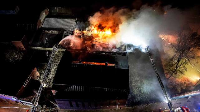 Feuerwehr löscht Dachstuhl-Brand auf Firmengelände