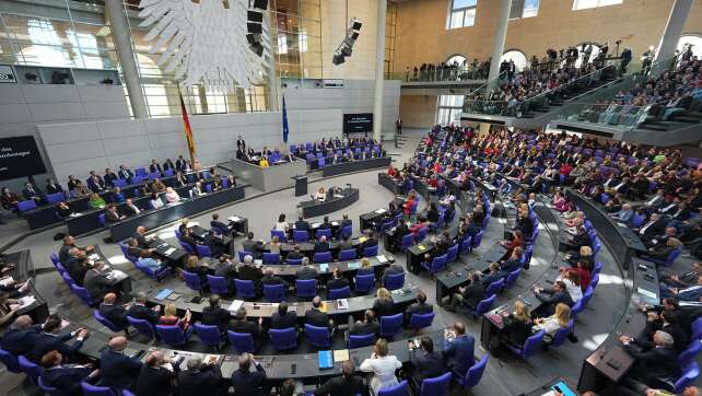 Bundestag lehnt Anträge auf Absetzen der Debatte ab