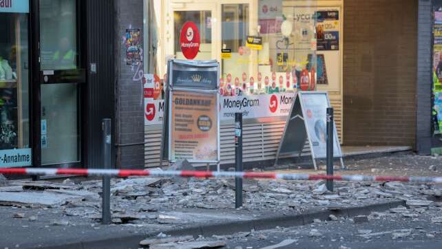 Nach Teilabsturz von Fassade auf Fußgänger - Polizei prüft