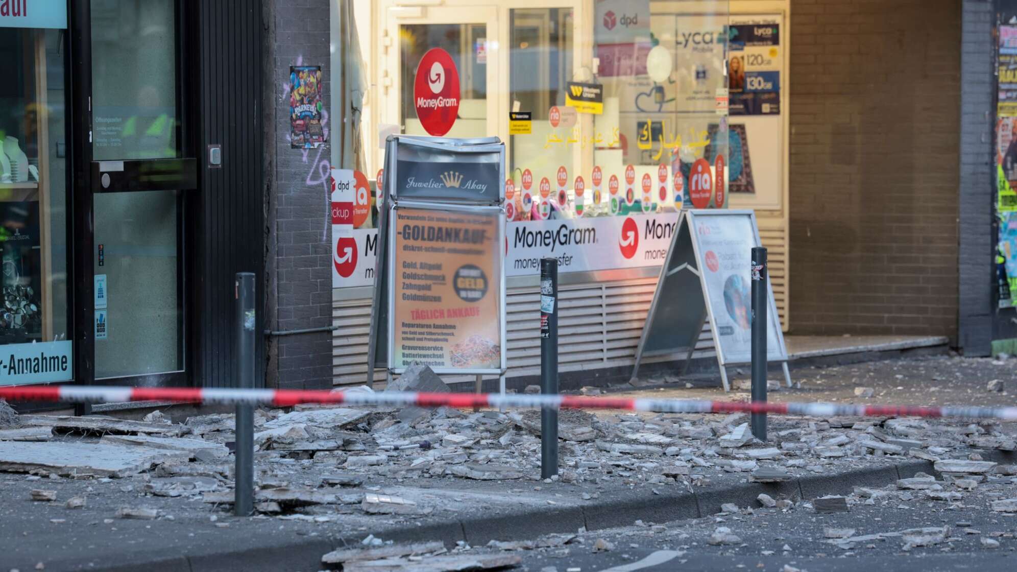 Fassade stürzt in die Tiefe – zwei Schwerverletzte