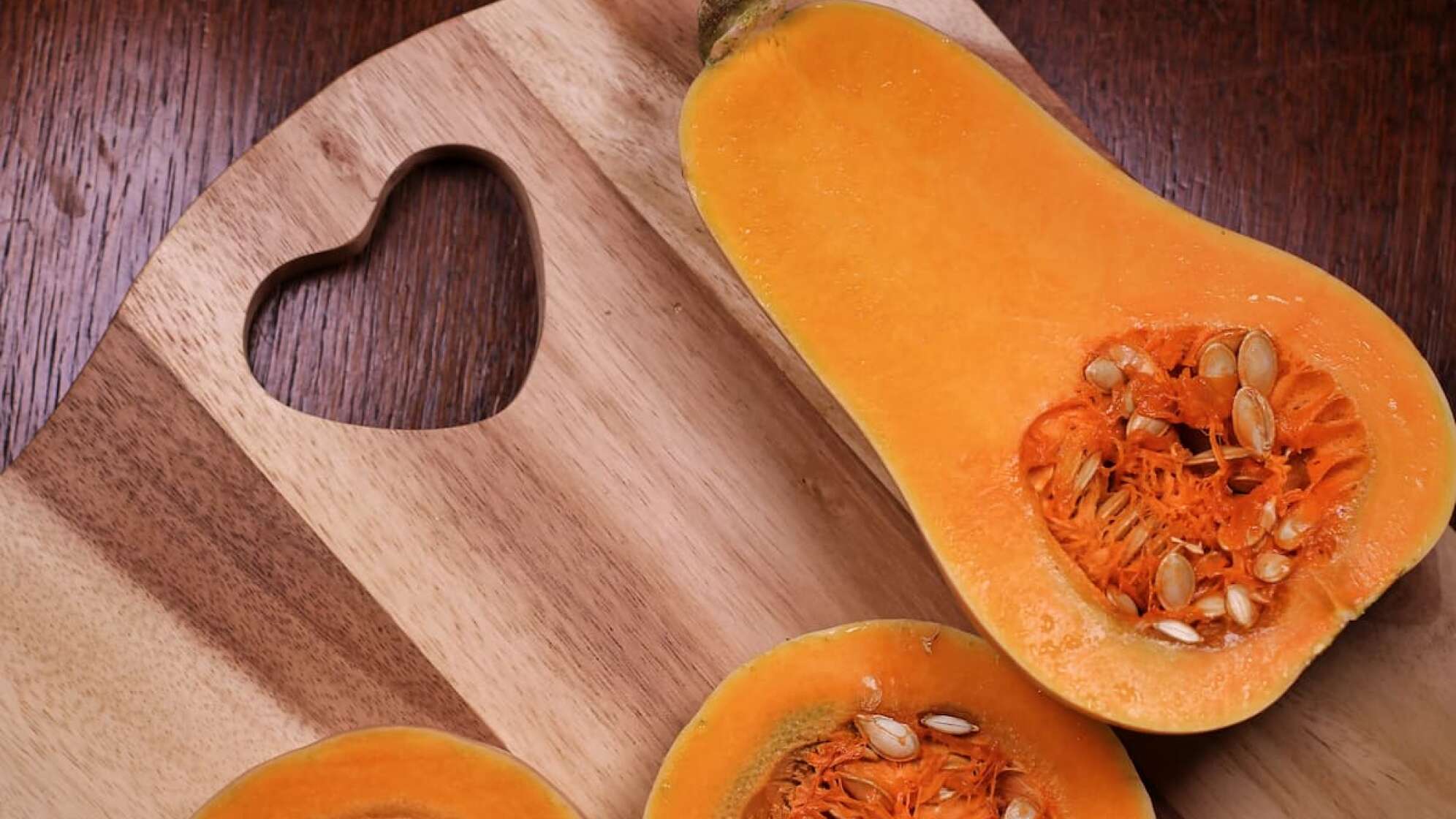 Halbierte Butternut-Kürbisse auf Holzbrett