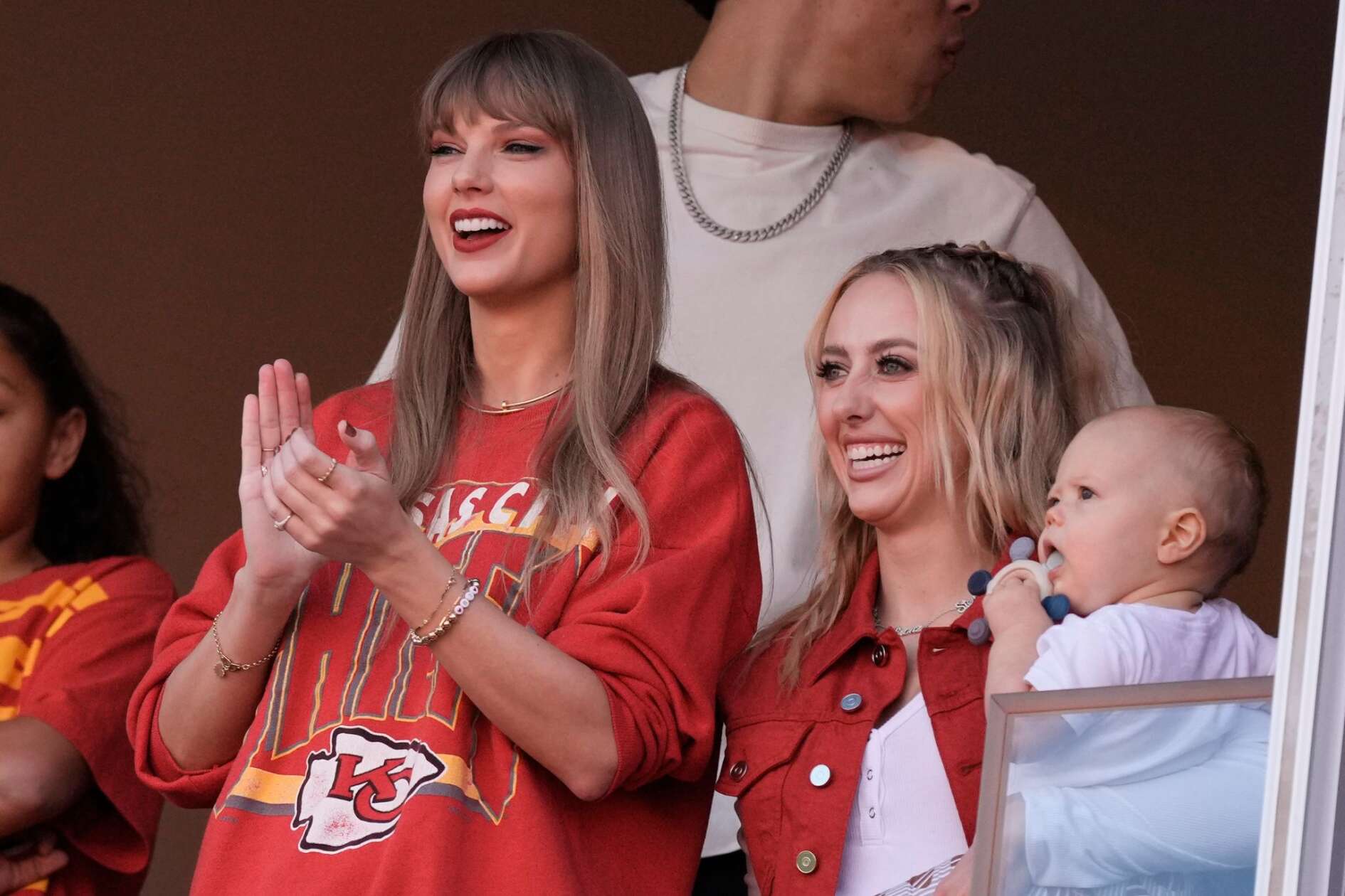 Taylor Swift and Travis Kelce’s Friendship Bracelet: A New Relationship Scandal?