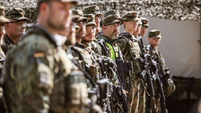 Soldaten üben bei Köln Schutz von wichtigem Versorgungslager