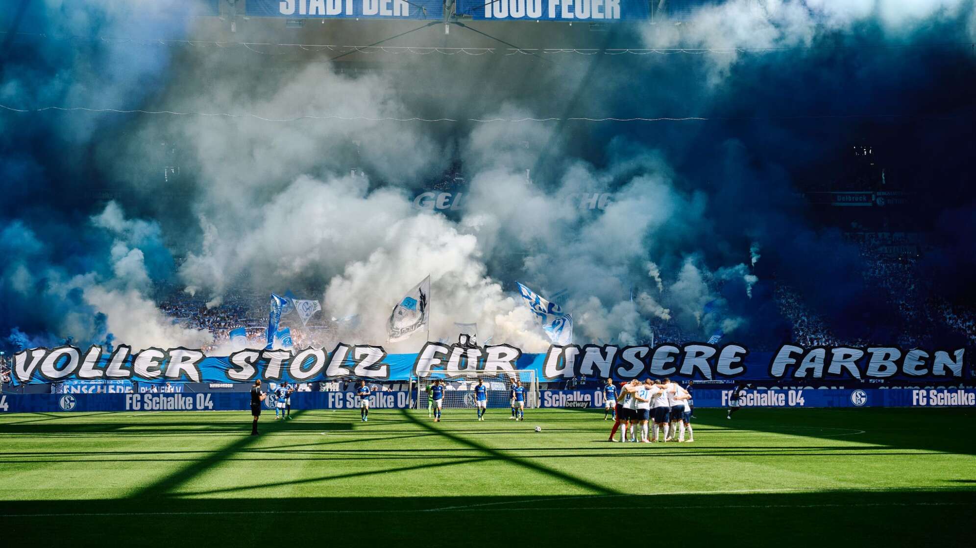 Pyrotechnik Bei Spiel Schalke-Rostock: Massenschlägerei