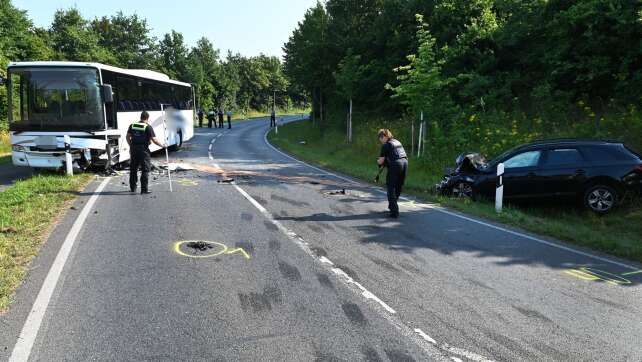 Auto stößt frontal mit Schulbus zusammen: Zwölf Verletzte