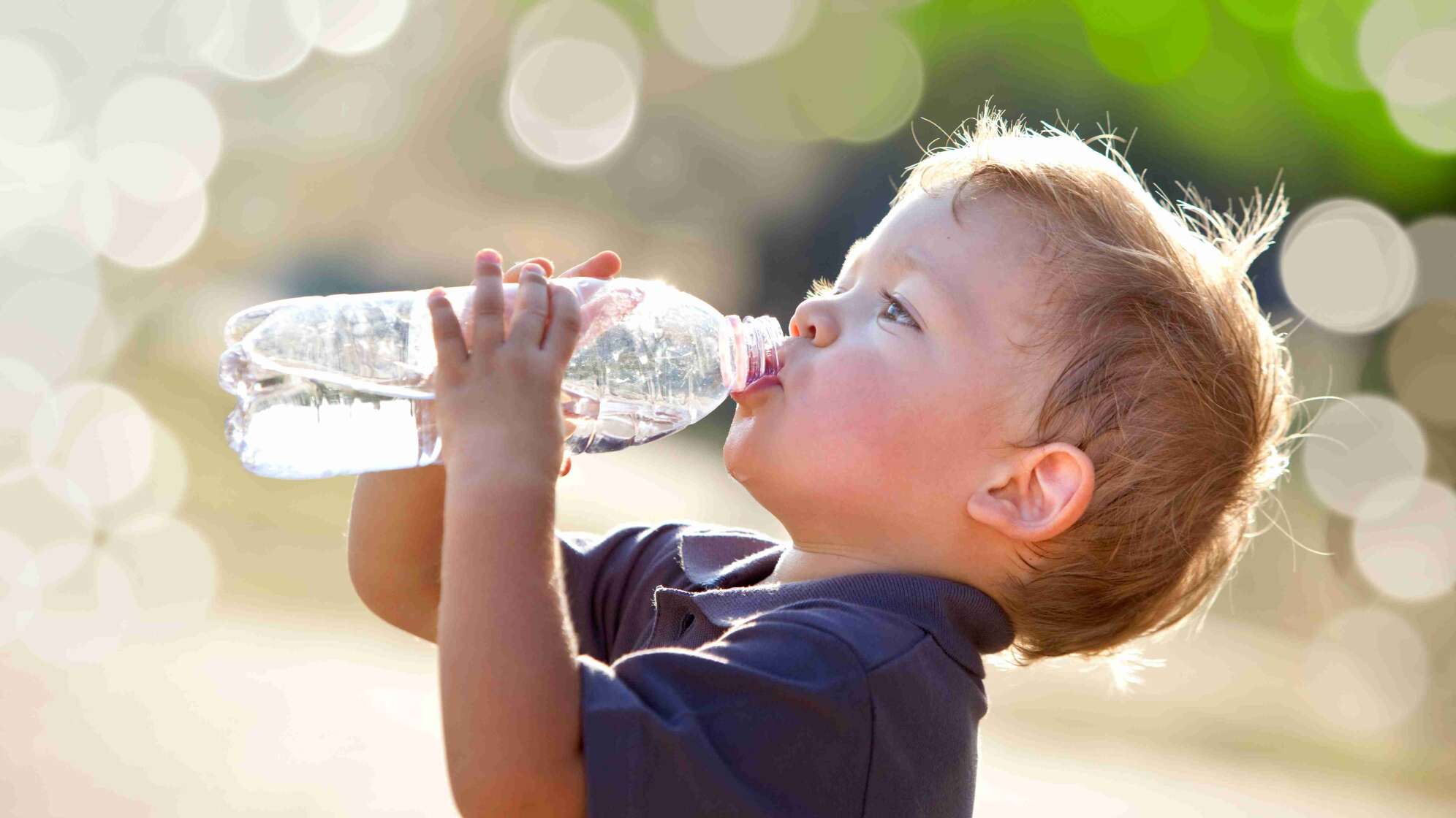 Kind trinkt Wasser