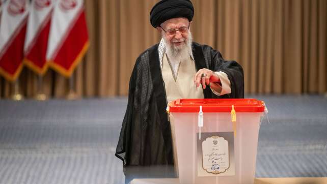 Stichwahl im Iran: Reformkandidat gegen Hardliner