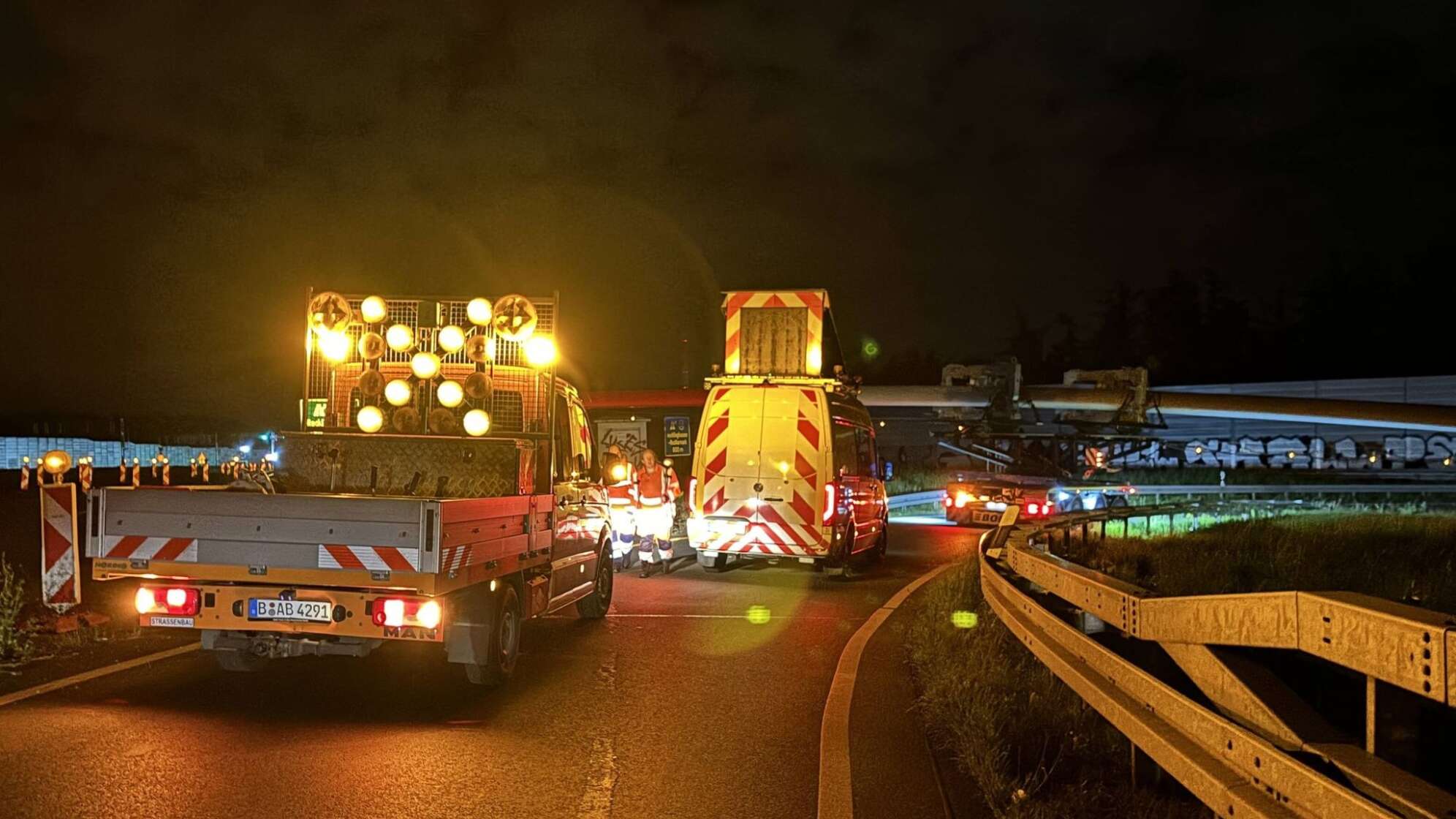 Windrad-Schwertransport legt Autobahnkreuz lahm